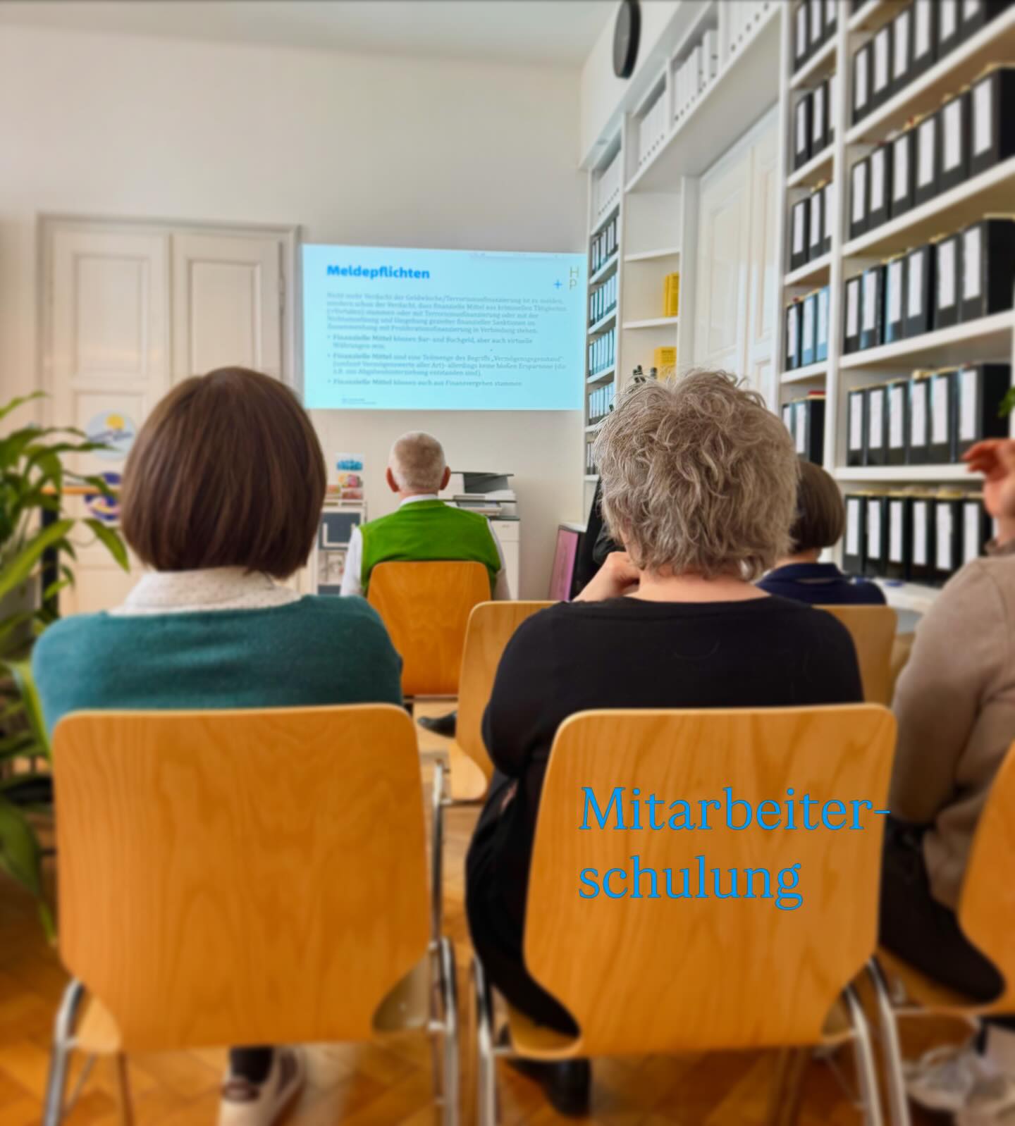Wöchentliches Zusammenkommen aller Mitarbeiter:innen um allfälliges zu besprechen, sich über Neuigkeiten auszutauschen, die Kolleg:innen über Neues zu informieren. Derzeit zusätzlich die jährliche, verpflichtende Auffrischung zum Thema Geldwäsche.  #mitarbeiterschulung #geldwäscheprävention #wöchentlichesteammeeting #austauschunterkollegen #hötzlundpartner
